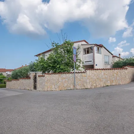 Luti 아파트 풀라